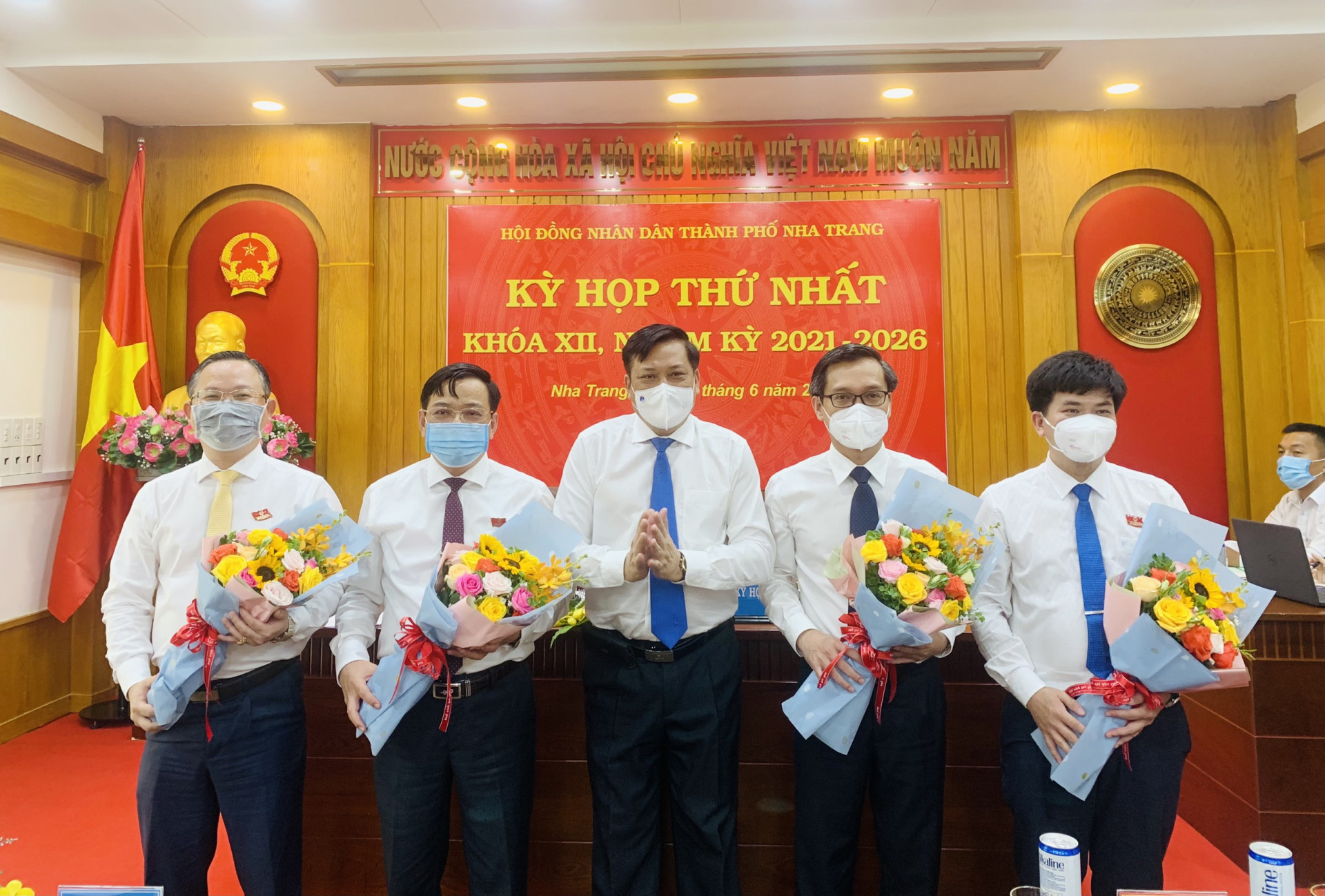 Chủ tịch và các Phó Chủ tịch UBND TP. Nha Trang nhận hoa chúc mừng của Bí thư Thành ủy Nha Trang Lê Hữu Thọ