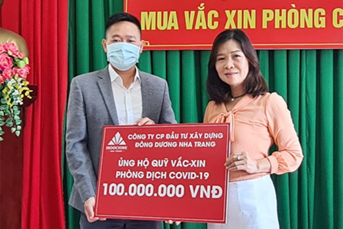 Ông Nguyễn Minh Tâm -  Tổng Giám đốc Công ty CP ĐTXD Đông Dương Nha Trang ủng hộ 100 triệu đồng mua vaccine và phòng chống dịch COVID-19
