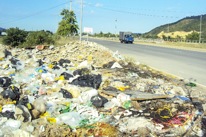 Đổ rác, xà bần nơi hành lang đường bộ
