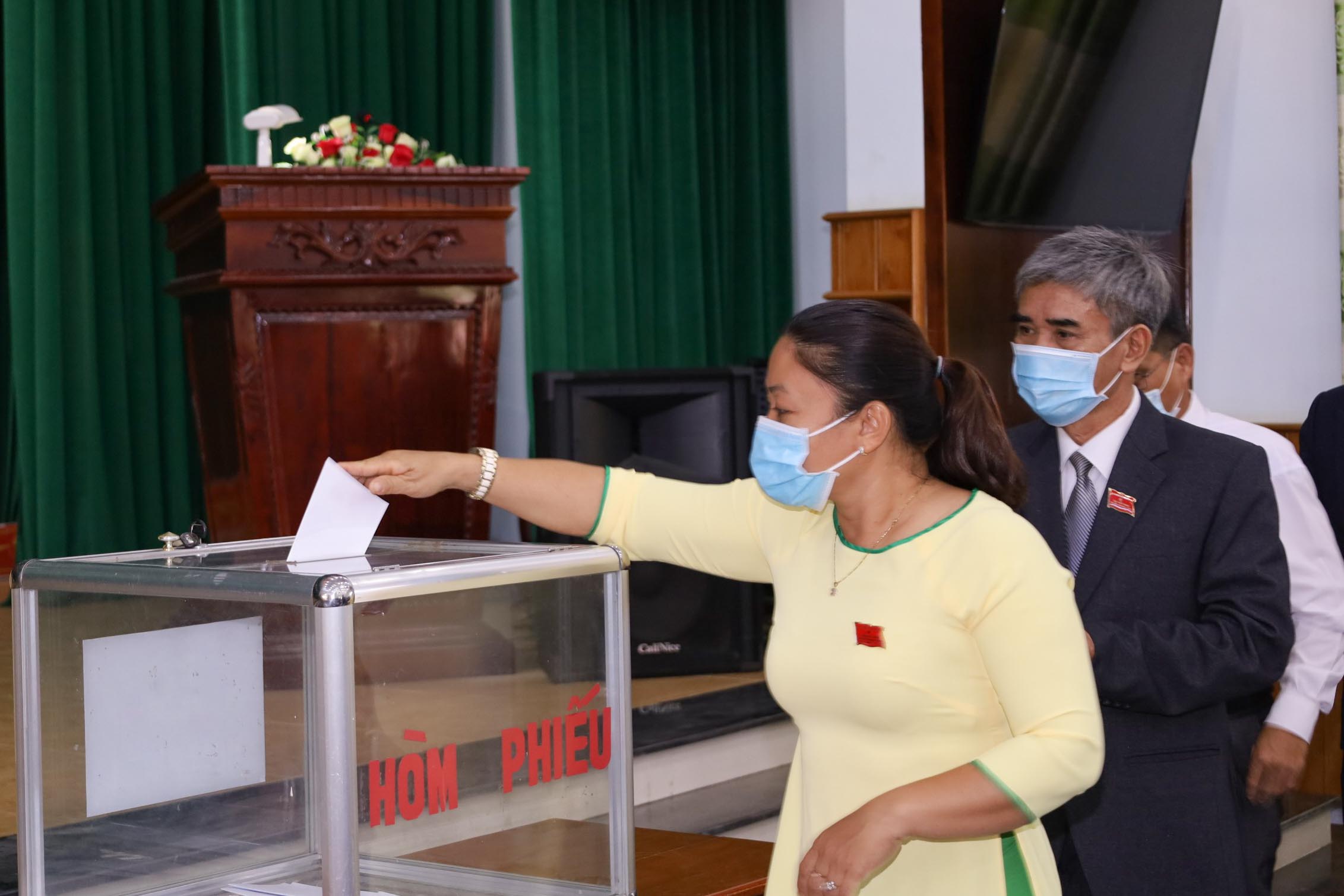 HĐND huyện Khánh Vĩnh khóa XII tổ chức kỳ họp thứ nhất