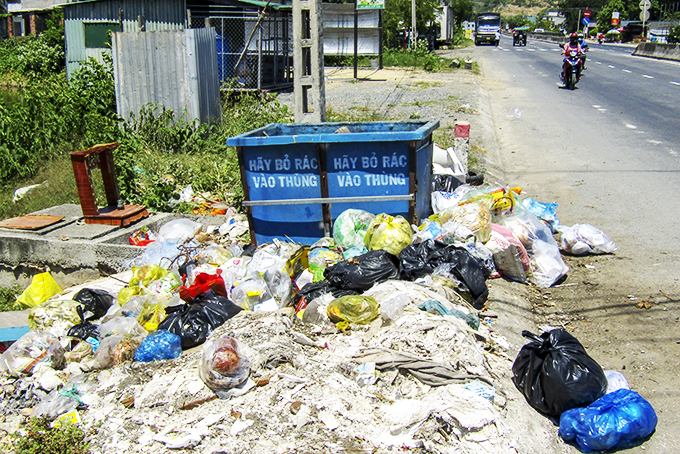 Sao không bỏ rác vào thùng?