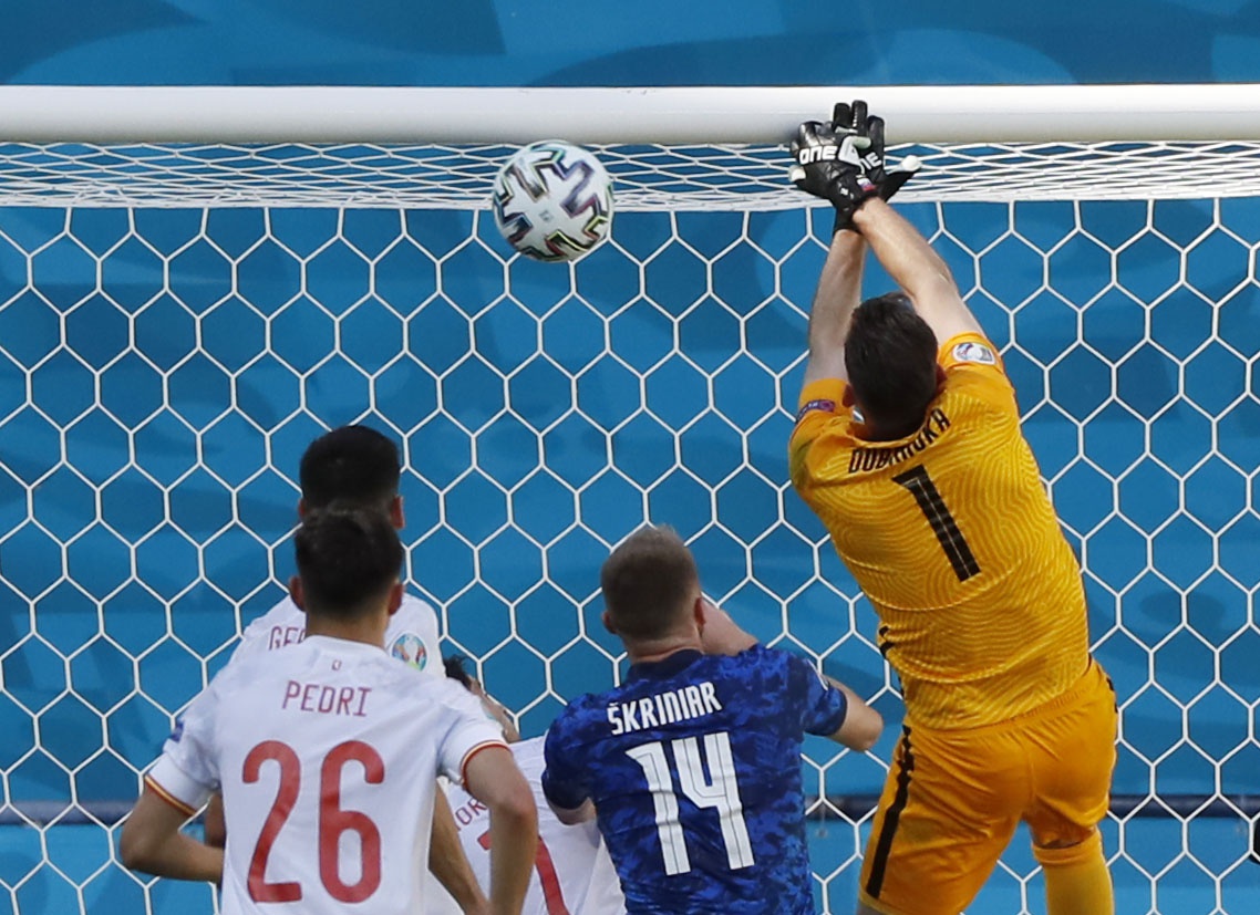Thủ thành Martin Dubravka đẩy bóng vào lưới đội nhà mở đầu thất bại nặng nề của Slovakia trong trận đấu có ý nghĩa quyết định đến chiếc vé vòng 1/8 của Euro 2020