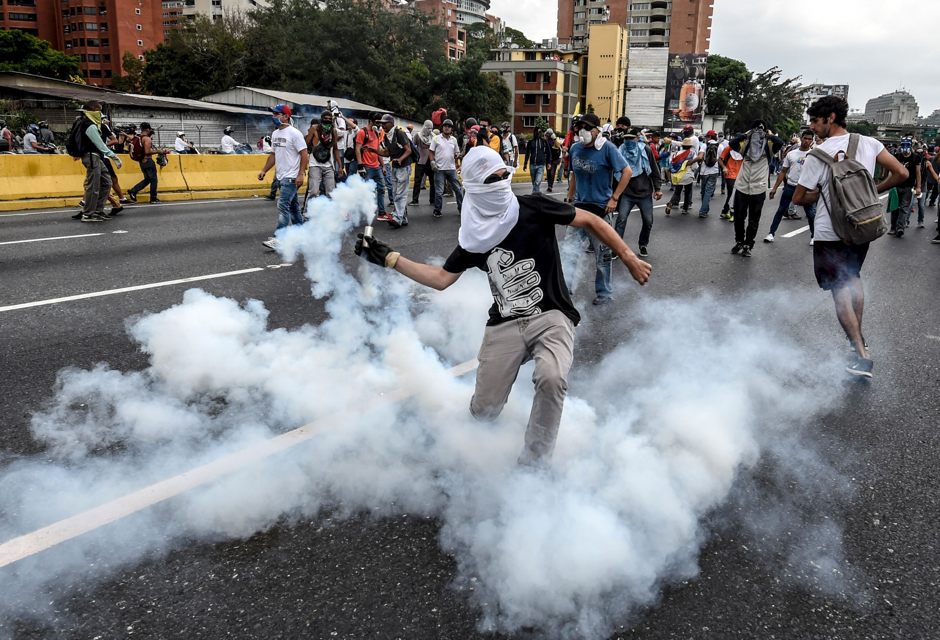 Người biểu tình đụng độ với cảnh sát chống bạo động trong cuộc biểu tình ở Caracas, Venezuela năm 2017 _Nguồn: AFP / Getty Images