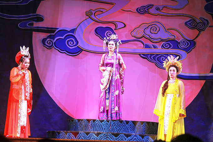 NSƯT Bích Vương (giữa) - một trong 3 nghệ sĩ gạo cội của lớp đào tạo diễn viên dân ca kịch bài chòi đầu tiên.  