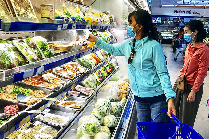 Khách hàng mua thực phẩm chế biến sẵn tại siêu thị Co.opmart Nha Trang. 