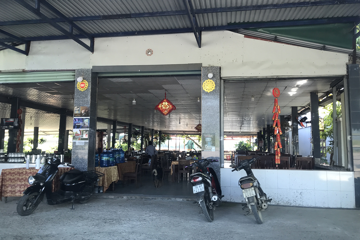 Nhà hàng Gió Phú Hữu (xã Ninh Ích, thị xã Ninh Hòa) . Tuy mở cửa, nhưng chỉ bán cho khách mang về.