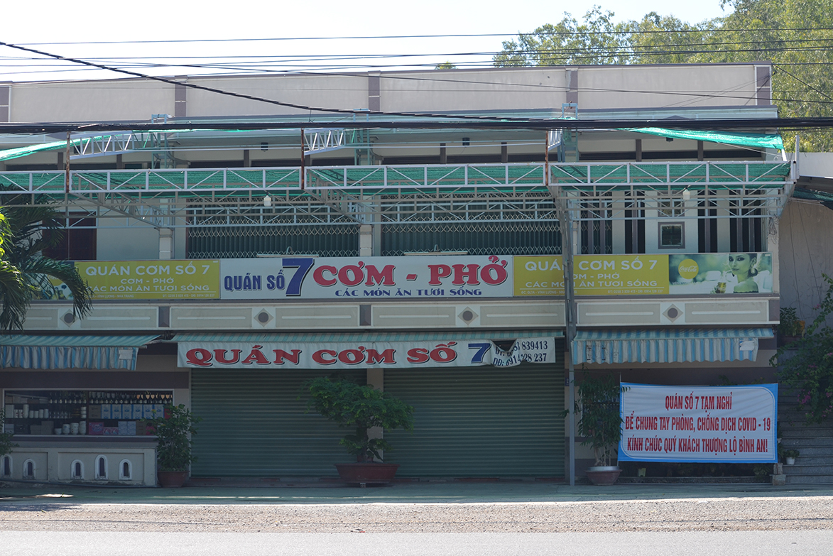 Một quán trên tuyến quốc lộ 1A thuộc địa bàn xã Vĩnh Lương (Tp. Nha Trang) đóng cửa để phòng chống dịch.