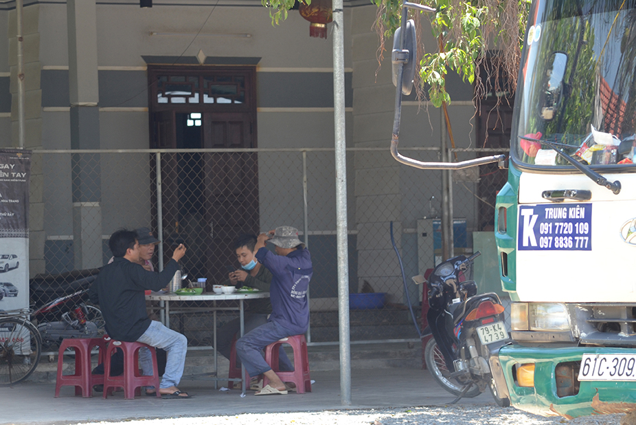 Trưa ngày 26-6, một quán cơm trên tuyến tránh thị trấn Diên Khánh (huyện Diên Khánh) vẫn bán cho người ăn tại chỗ.