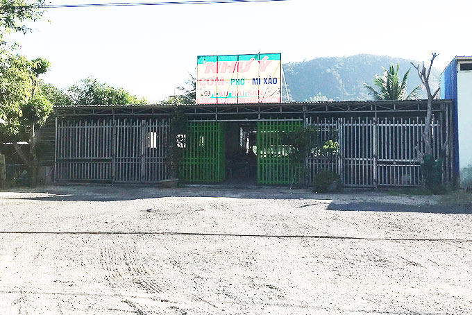 Quán Như Ý (xã Ninh Ích, thị xã Ninh Hòa) chỉ mở 1 cửa nhỏ để bán mang về.