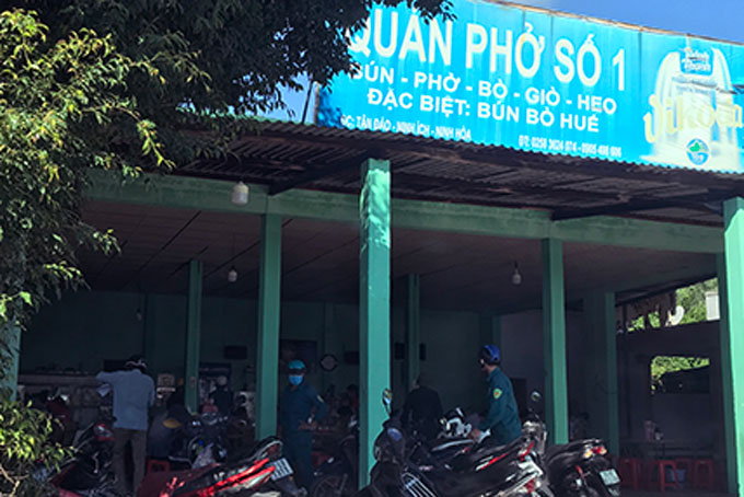 Khi thấy quán vẫn còn bán tại chỗ cho khách, lực lượng chức năng xã Ninh Ích, thị xã Ninh Hòa nhắc nhở, yêu cầu quán chỉ được bán mang về.