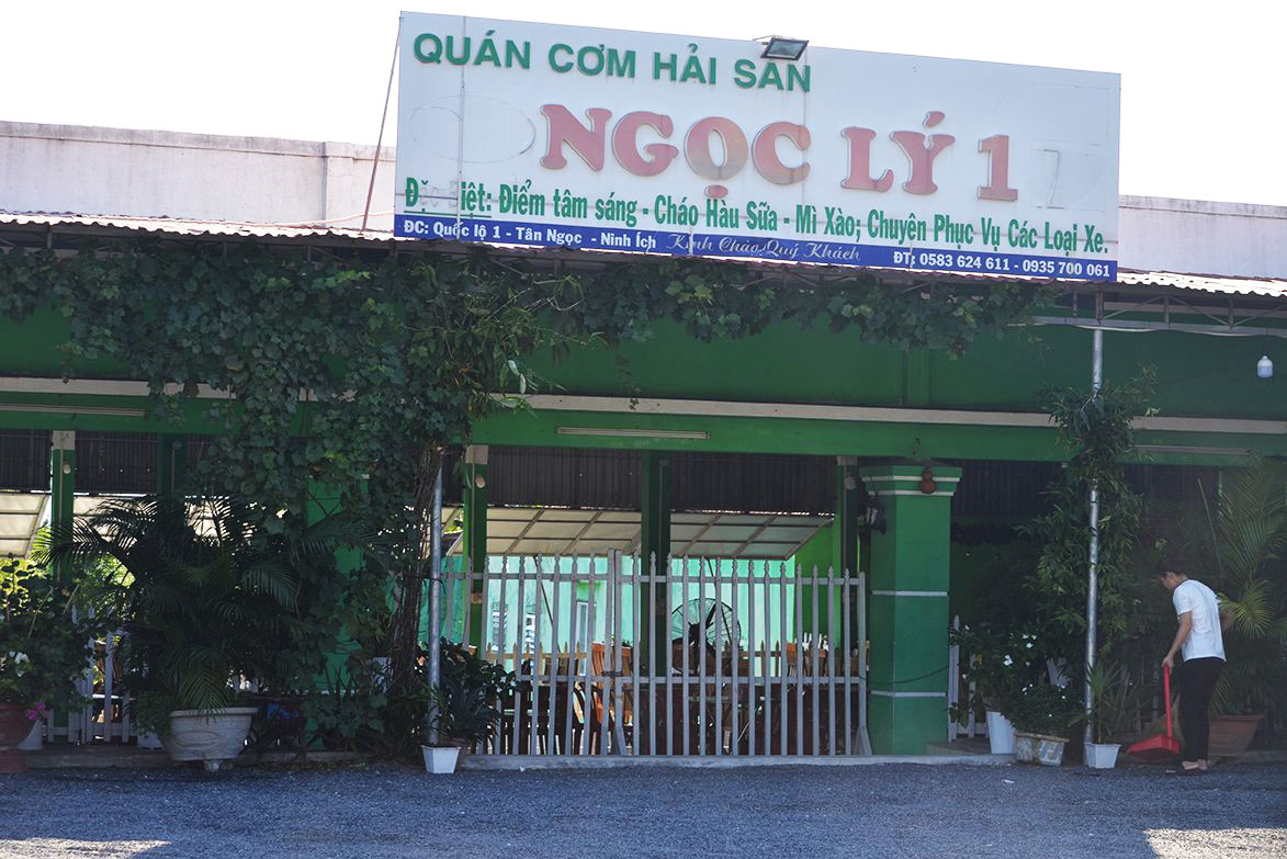 Một quán ăn trên tuyến Quốc lộ thuộc thị xã Ninh Hòa đóng cửa sáng 26-6 để phòng chống dịch.