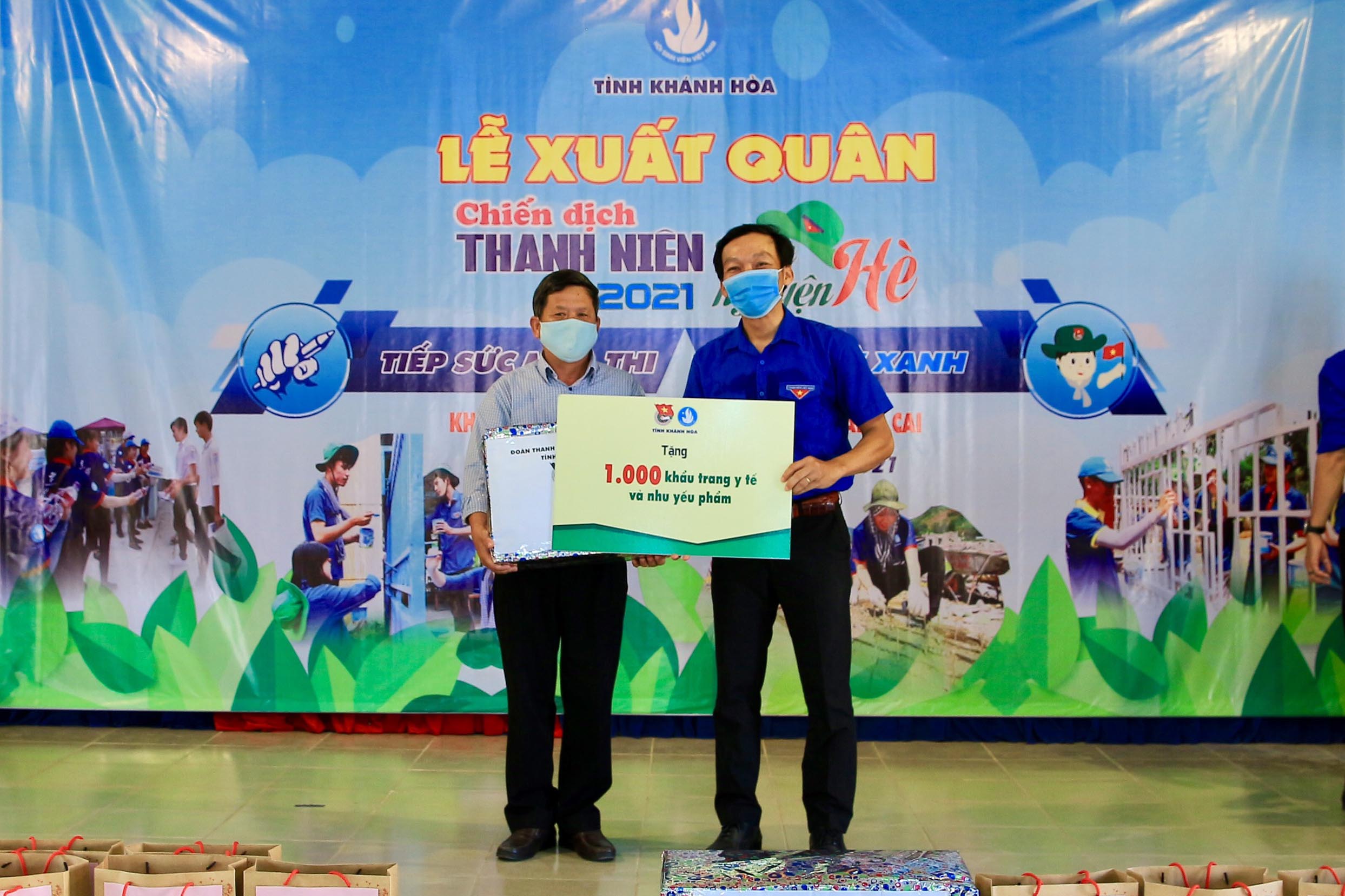 Tỉnh đoàn - Hội Sinh viên Việt Nam tỉnh trao hỗ trợ 1.000 khẩu trang y tế và nhu yếu phẩm cho Làng trẻ em SOS Nha Trang