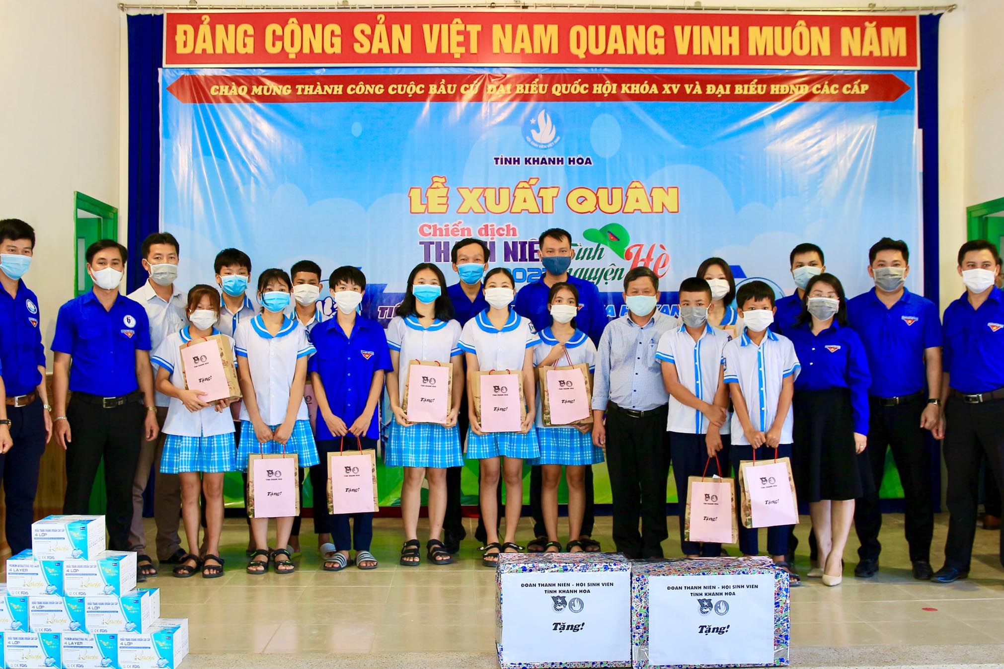 Trao học bổng cho các học sinh tại Làng trẻ em SOS Nha Trang