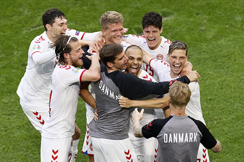 Các cầu thủ tuyển Đan Mạch trong niềm vui thắng tuyển Xứ Wales.