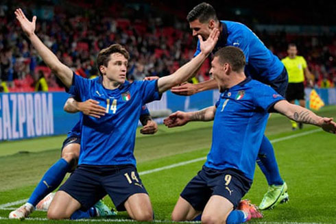 Federico Chiesa ghi bàn giúp đội tuyển Italia vượt qua đội tuyển Áo thẳng tiến tứ kết Euro 2020.