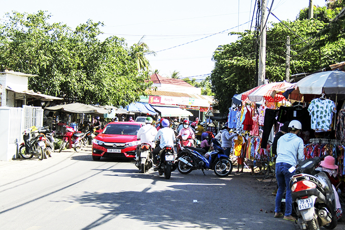 Chiếm lòng đường để họp chợ