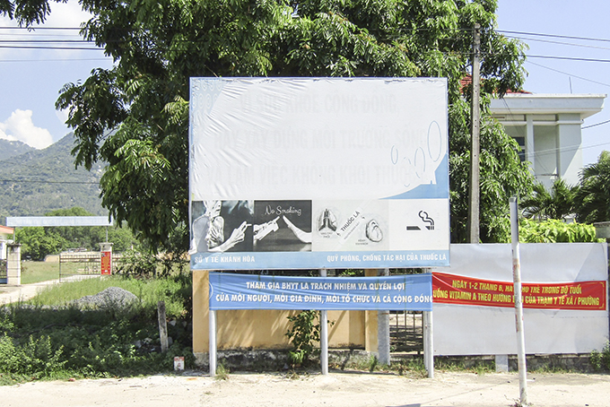 Cần thay mới các pa nô tuyên truyền