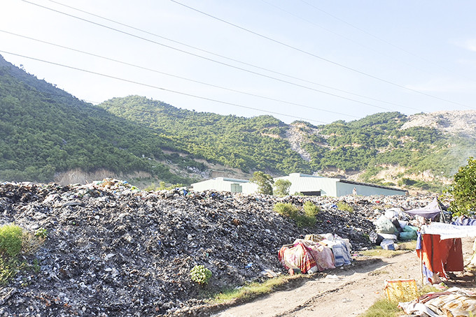 Bãi rác Dốc Ké đã quá tải, gây ô nhiễm môi trường.
