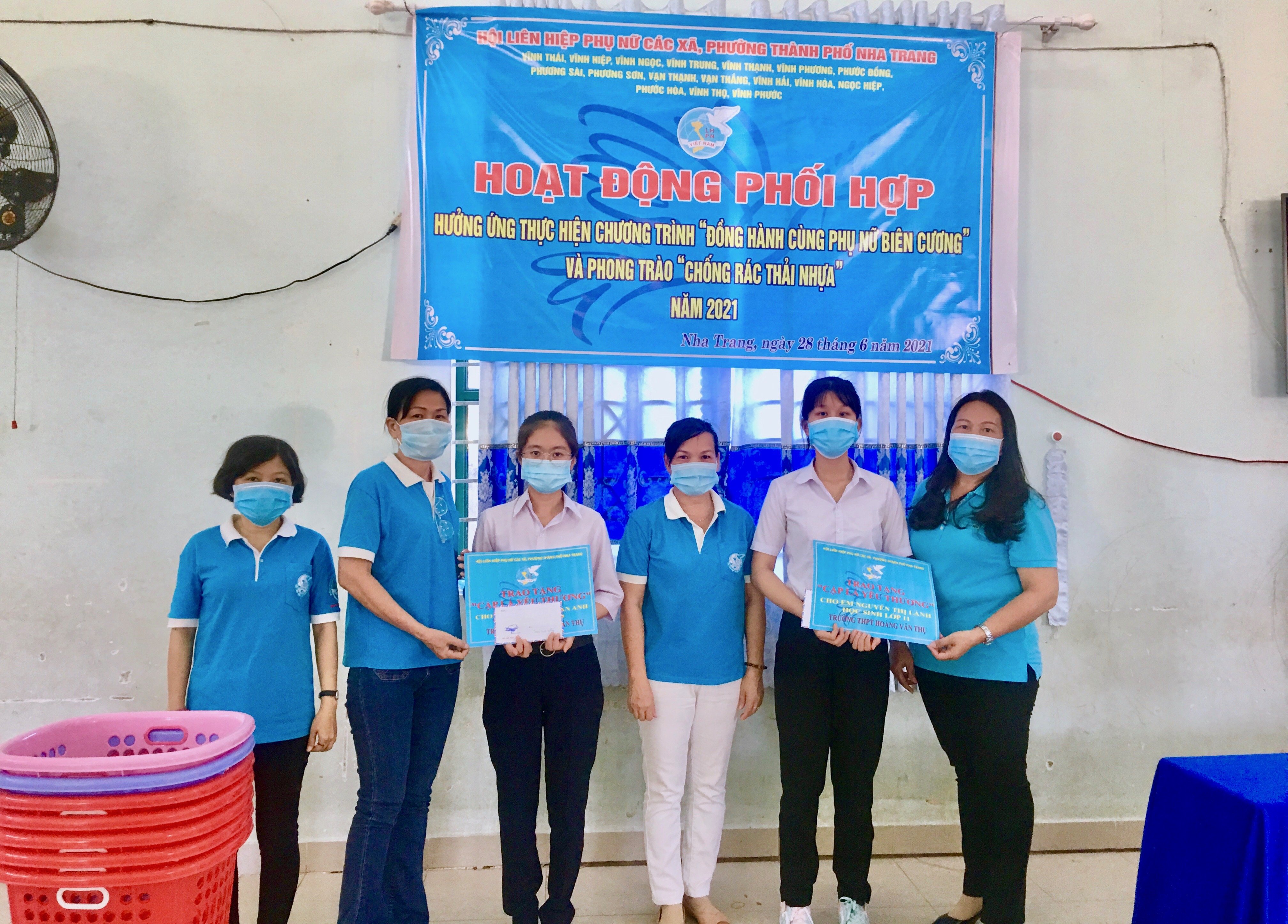 Đại diện phụ nữ 2 khối trao học bổng cho các em học sinh khó khăn xã Vĩnh Lương (TP.Nha Trang)