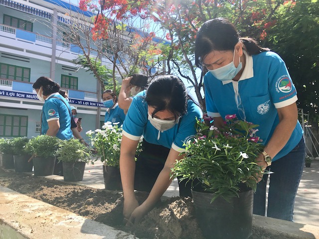 Hội phụ nữ 2 khối trồng cây xanh tại trường Tiểu học Vĩnh Lương 1