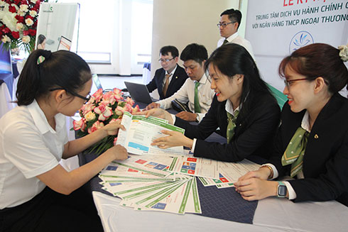 Nhân viên Vietcombank giới thiệu với khách hàng về cách dịch vụ công trực tuyến qua Trung tâm Dịch vụ hành chính công trực tuyến tỉnh Khánh Hòa.