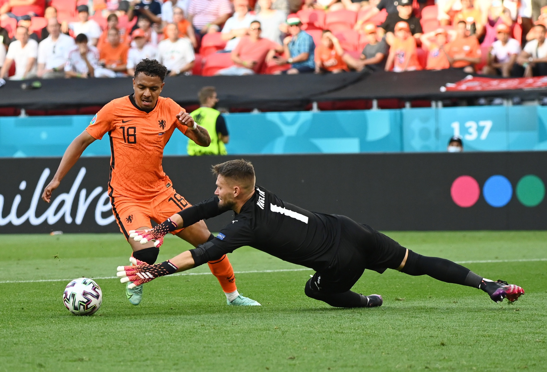 Tiền đạo Malen của Hà Lan bỏ lỡ cơ hội ghi bàn khi đối mặt với thủ môn Cộng hòa Czech