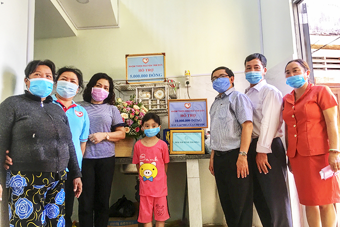 Đại diện Hội Phụ nữ phường Vĩnh Nguyên cùng các mạnh thường quân bàn giao nhà cho bà Ước. 