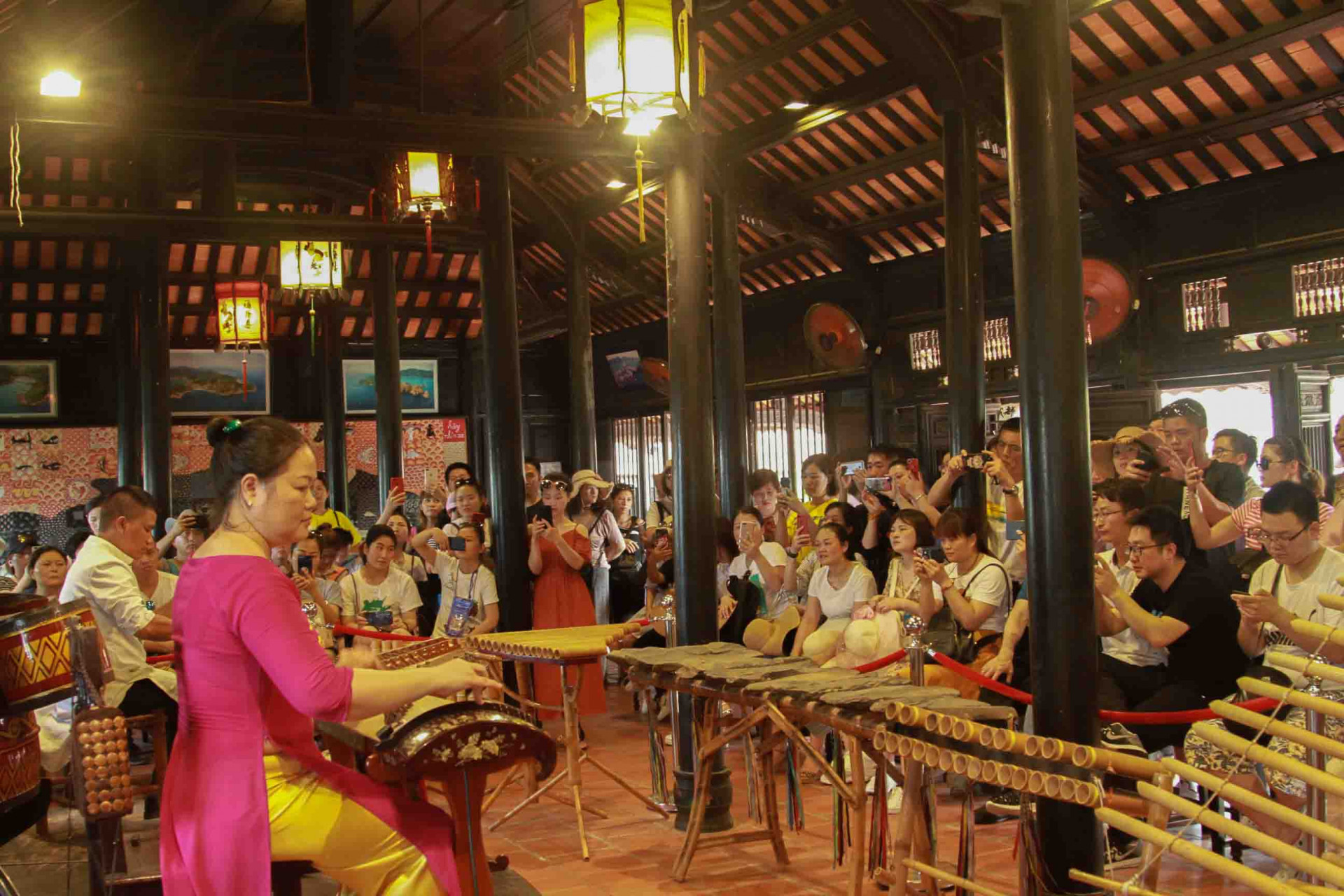 Biểu diễn nhạc cụ dân tộc phục vụ khách du lịch ở Hội quán Hòn Chồng (TP. Nha Trang). Ảnh chụp năm 2019.  