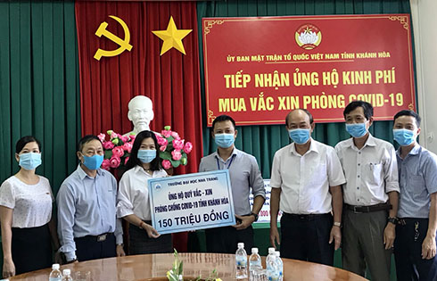 Đại diện Trường Đại học Nha Trang trao ủng hộ mua vắc xin phòng Covid-19.