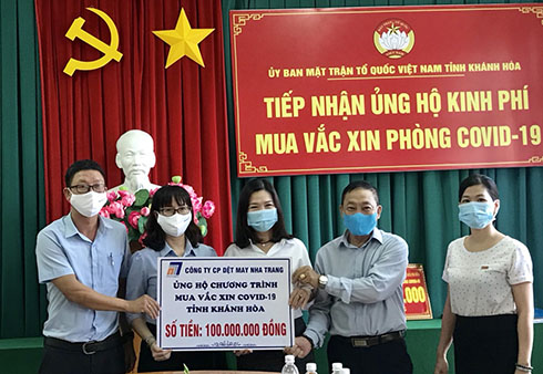  Đại diện Công ty Cổ phần Dệt may Nha Trang trao ủng hộ mua vắc xin phòng Covid-19