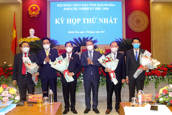 Ông Nguyễn Hải Ninh và ông Nguyễn Khắc Toàn tặng hoa chúc mừng Chủ tịch và các Phó Chủ tịch UBND tỉnh khóa VII, nhiệm kỳ 2021-2026