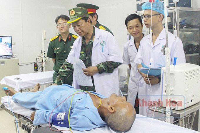 Bác sĩ Sơn hội chẩn  về trường hợp ngư dân bị tai biến tại thị trấn Trường Sa. 