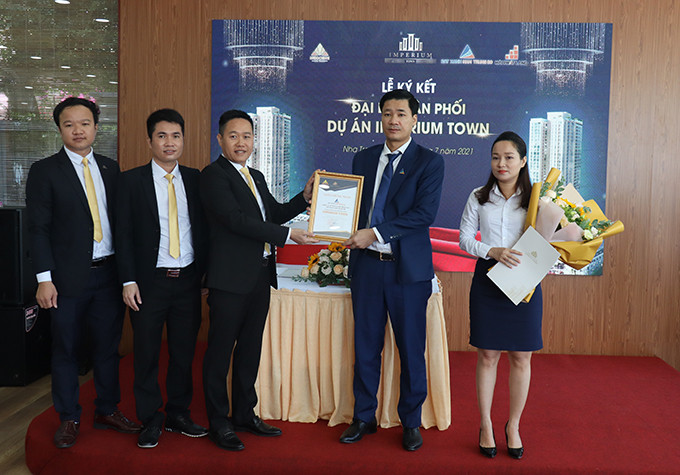 Lãnh đạo Indochine Nha Trang và Công ty Cổ phần Dịch vụ bất động sản Đất Xanh Nam Trung Bộ ký kết hợp tác phân phối dự án Imperium Town Nha Trang 
