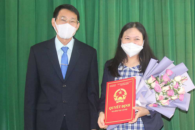 Ông Đinh Văn Thiệu trao quyết định bổ nhiệm cho bà Nguyễn Thị Hoàng Diệp