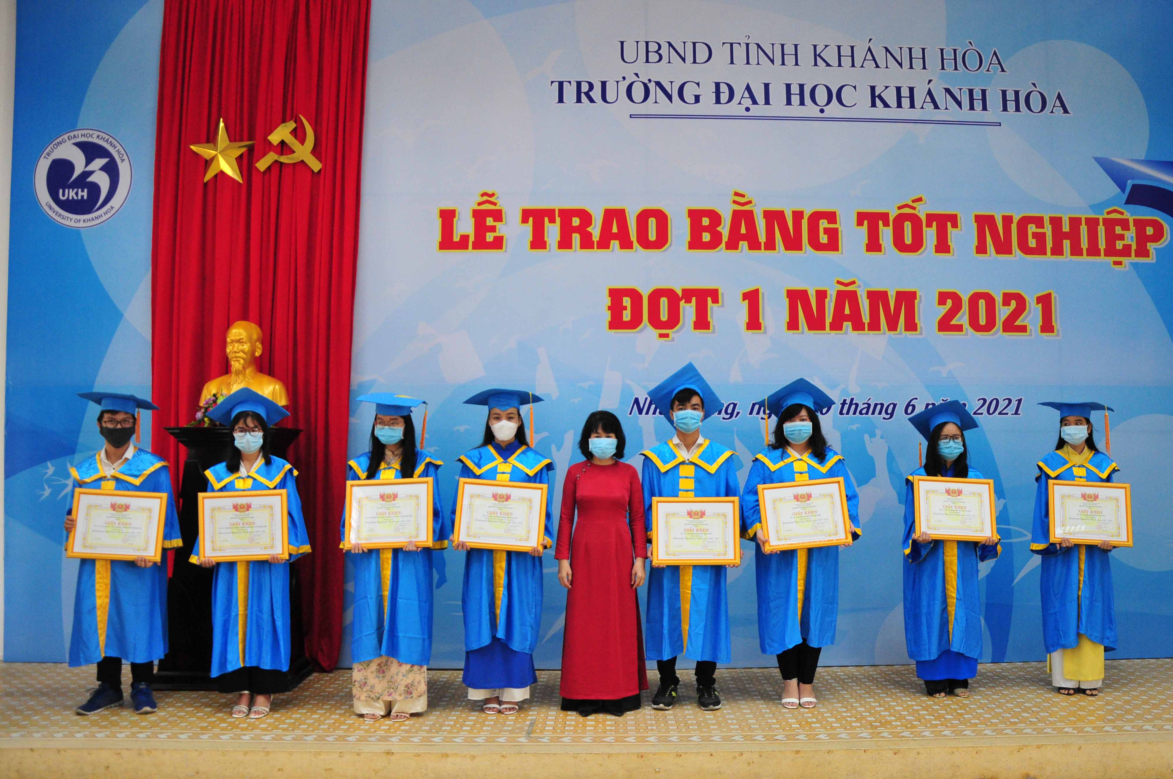 Trường Đại học Khánh Hòa trao bằng tốt nghiệp cho 260 sinh viên