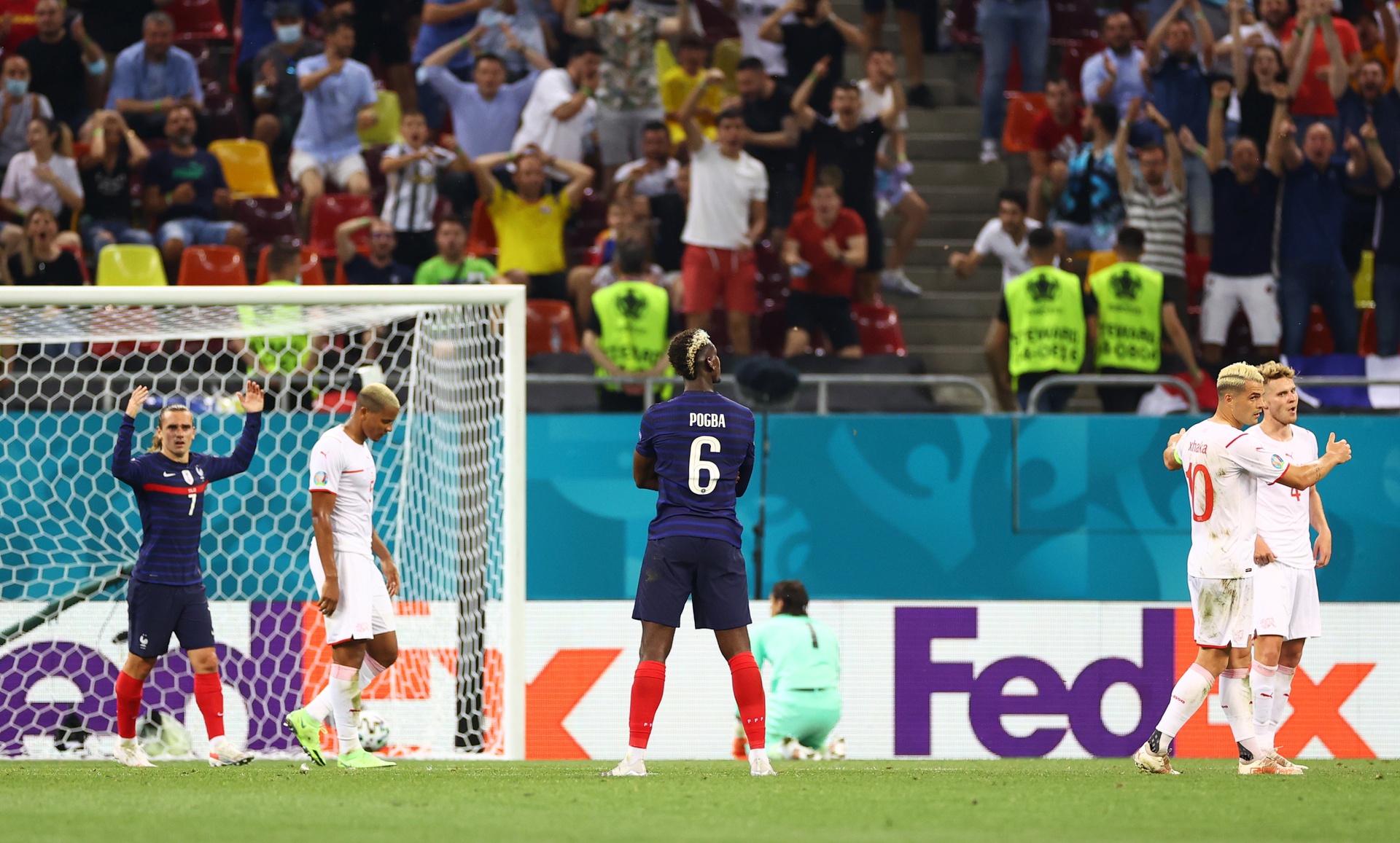 Màn ăn mừng ngạo nghễ của Paul Pogba đã trở thành trò lố khi Pháp bị Thụy Sĩ loại khỏi Euro 2020 với sai lầm của chính Pogba vào những phút cuối cùng của trận đấu