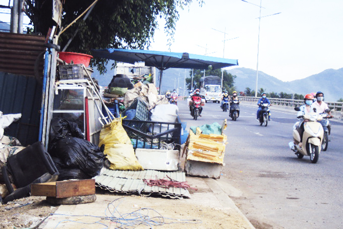 Để phế liệu chiếm vỉa hè