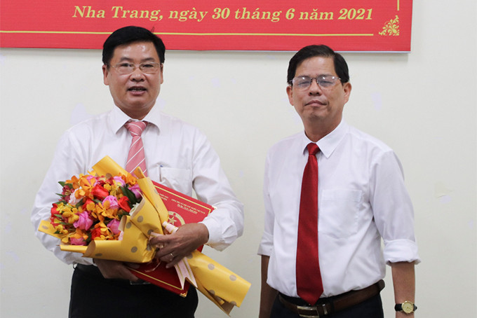 ng Nguyễn Tấn Tuân - Phó Bí thư Tỉnh ủy, Chủ tịch UBND tỉnh Khánh Hòa trao quyết định bổ nhiệm ông Nguyễn Trọng Hoàng 