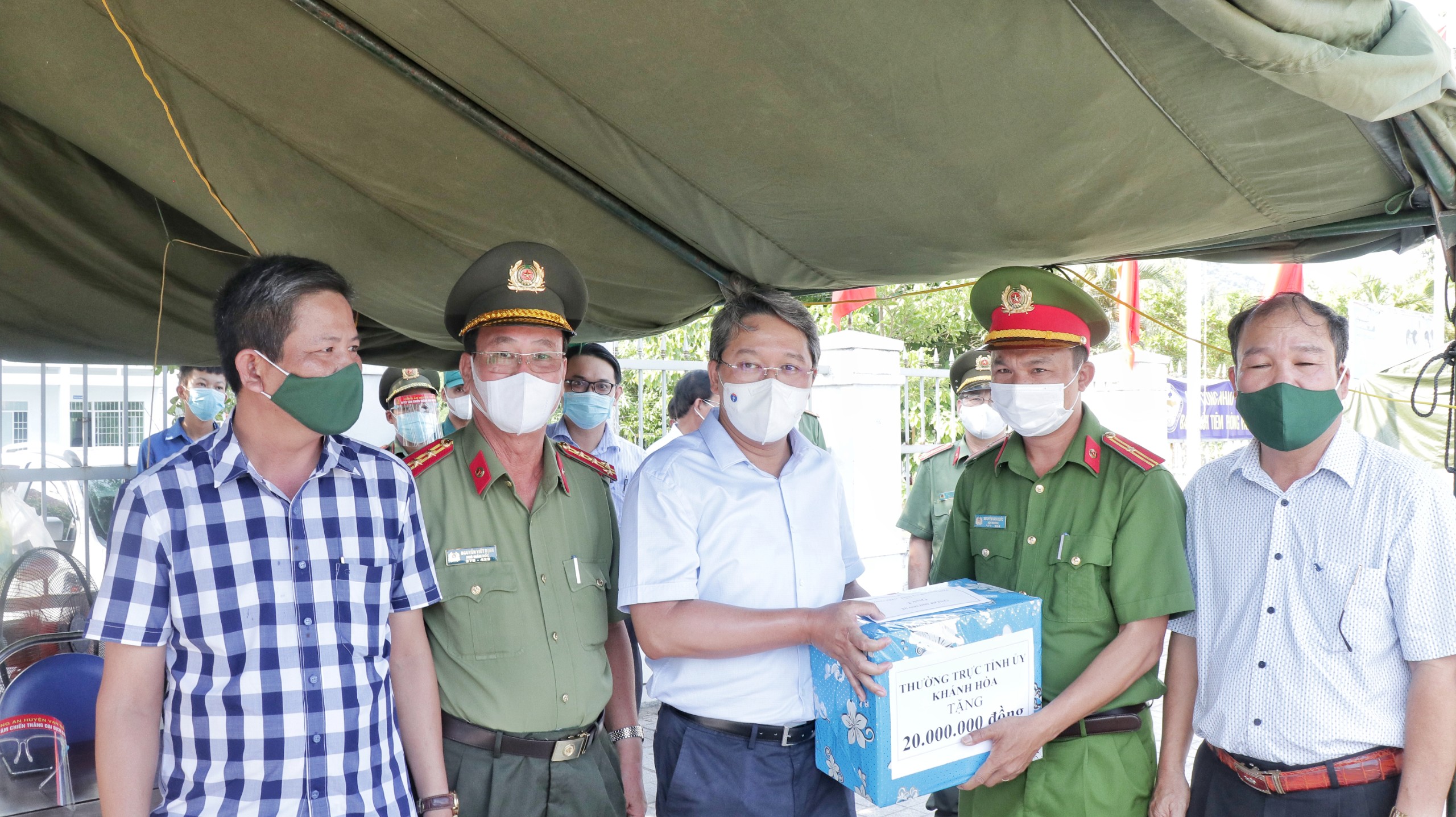 Bí thư Tỉnh ủy Nguyễn Hải Ninh kiểm tra, động viên lực lượng ở các chốt kiểm dịch tại Vạn Ninh