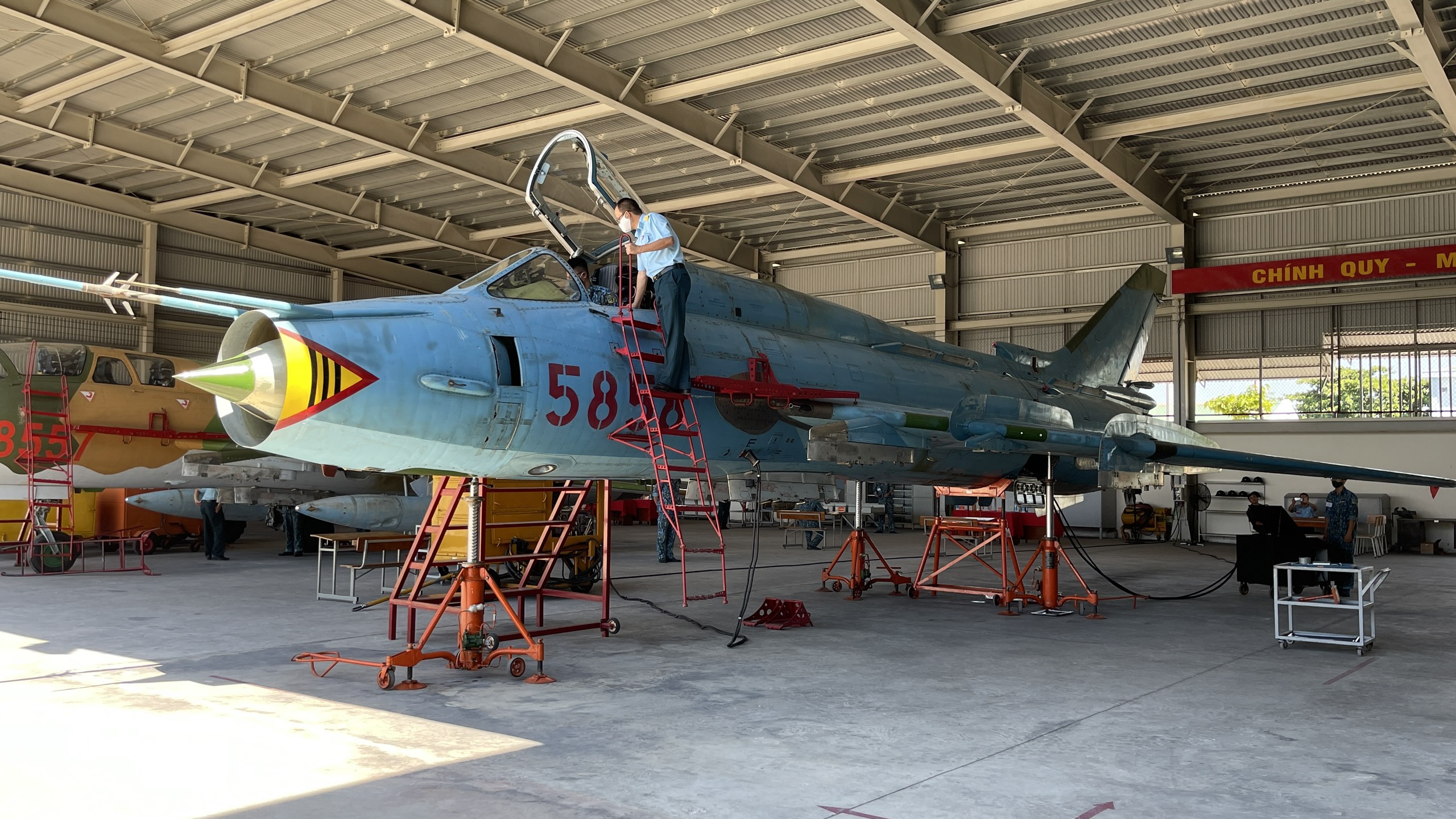 Trường Sĩ quan Không quân: 25 học viên tham gia thi tốt nghiệp môn Thực hành chuyên ngành Máy bay - Động cơ