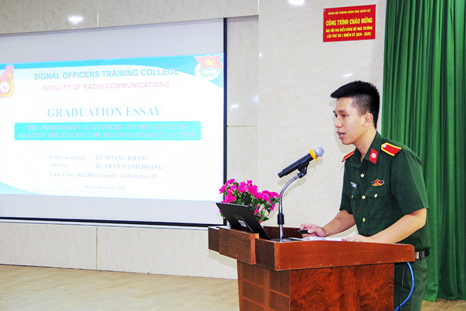 Thượng sĩ Lê Hoàng Khang bảo vệ tiểu luận bằng tiếng Anh trước ban chấm thi tốt nghiệp.