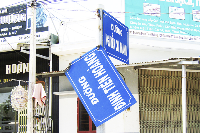 Lắp đặt lại các biển tên đường