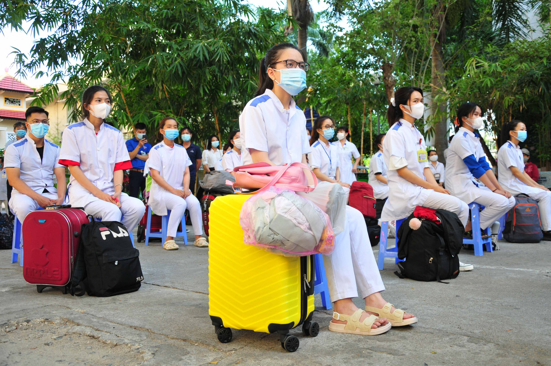 Các sinh viên Trường Cao đẳng Y tế Khánh Hoà sẵn sàng tư trang lên đường ngay sau lễ xuất quân