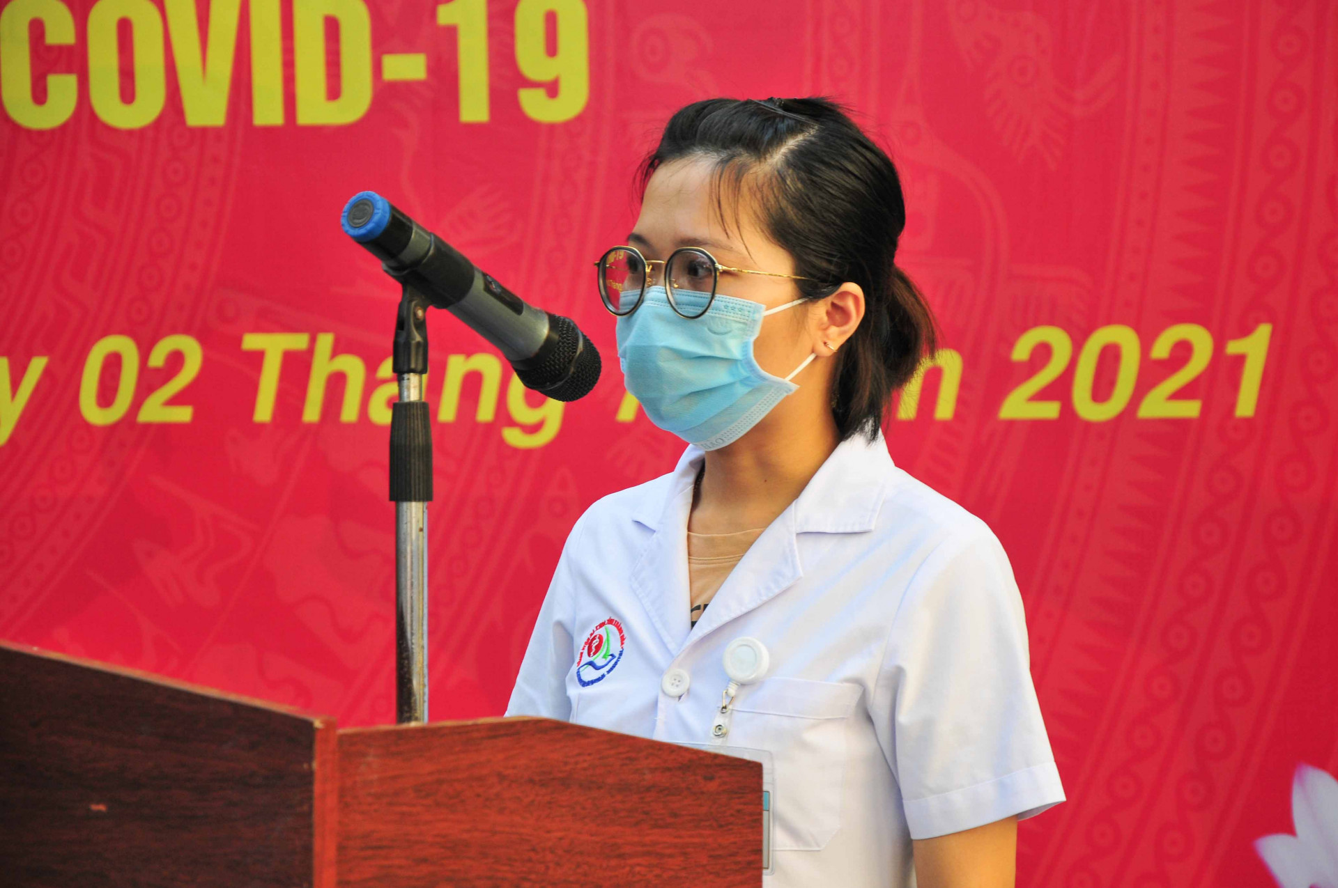 Đại diện đoàn công tác, bác sĩ Trần Thị Thanh Trâm - Bệnh viện Đa khoa tỉnh bày tỏ tinh thần phấn khởi khi được tham gia đoàn công tác hỗ trợ phòng, chống dịch, đồng thời bày tỏ quyết tâm  