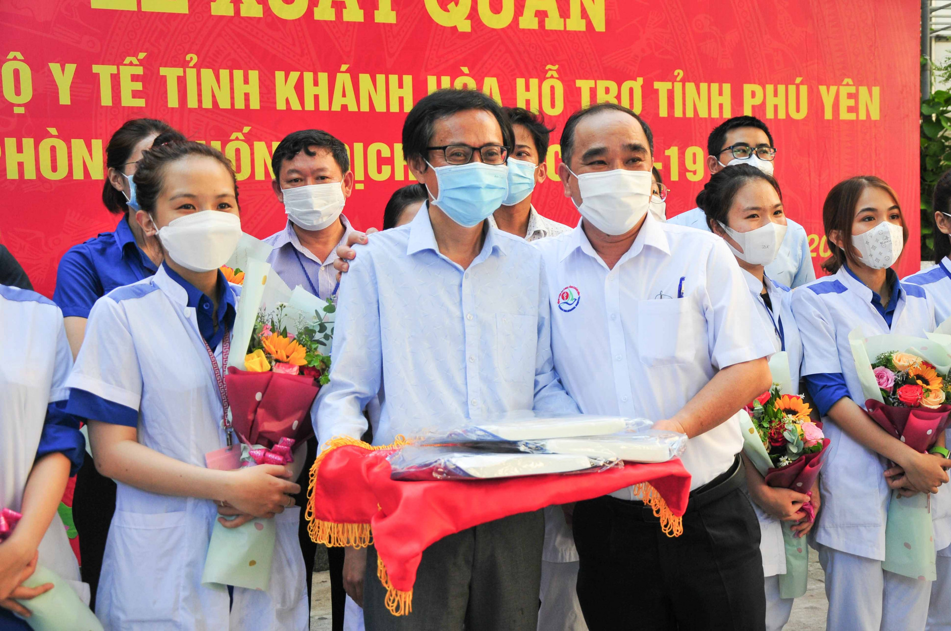 Lãnh đạo Bệnh viện Đa khoa tỉnh trao tặng mặt nạ bảo hộ cho đoàn công tác