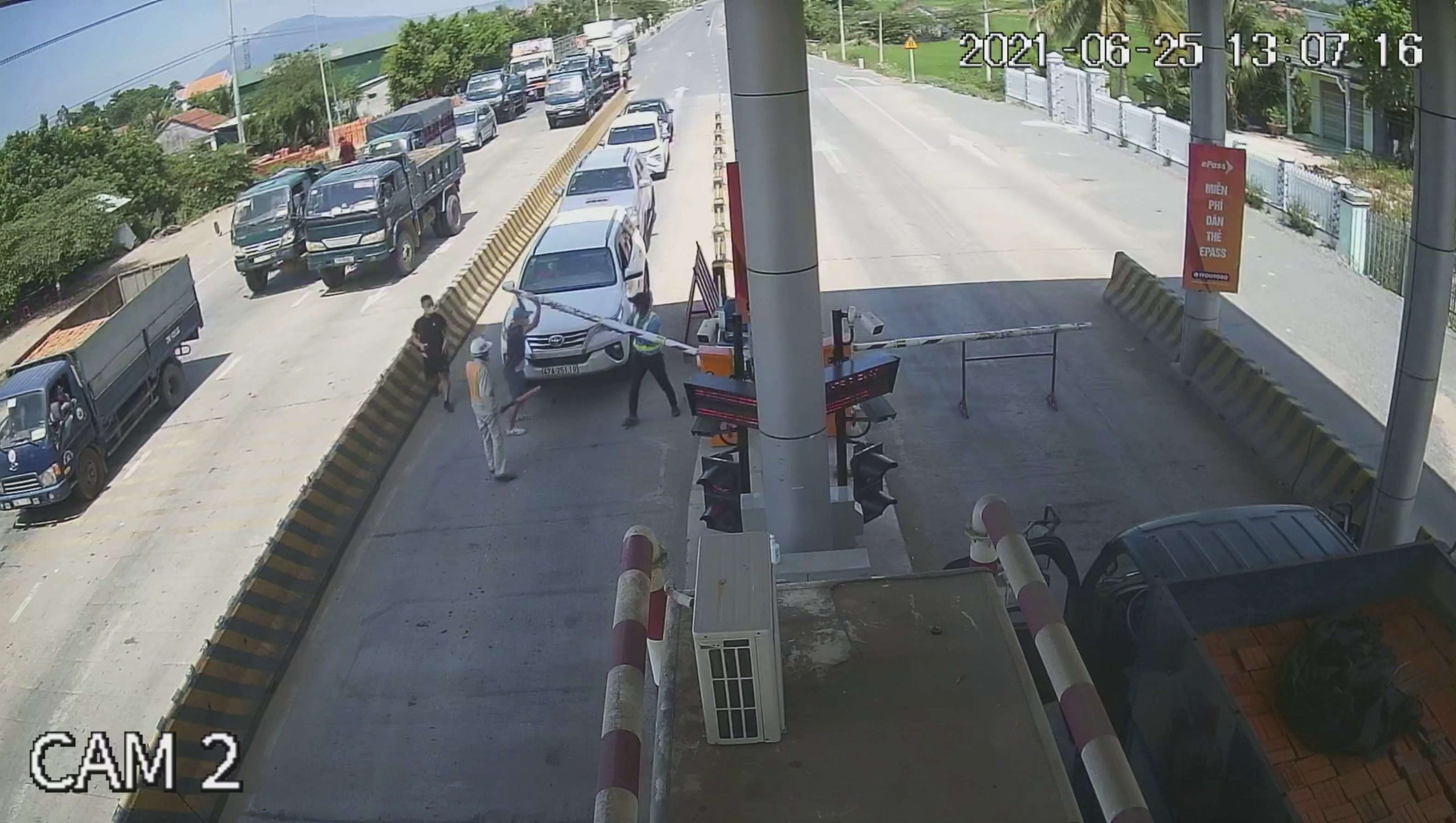 Xử lý tài xế đi ngược chiều tại Trạm thu phí Ninh Xuân