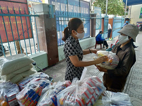 Mặt trận phường Vạn Thắng trao 50 suất quà cho lao động nghèo