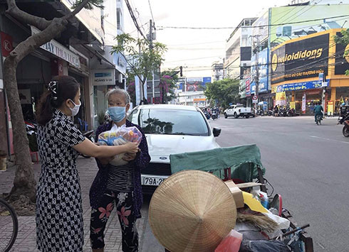 Bà Nguyễn Thị Cẩm Nhung trao quà cho người nghèo mưu sinh trên đường