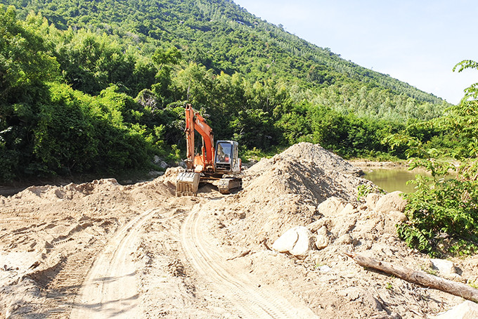 Khu vực khai thác cát trái phép tại thôn Suối Hàng, xã Vạn Khánh.