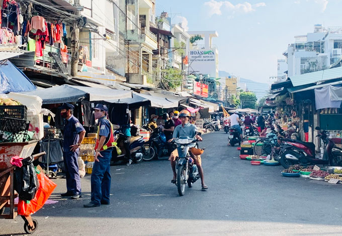Khu vực ngã tư đường Trần Nguyễn Hãn và Huỳnh Thúc Kháng có rất nhiều người ra vào chợ, nhưng không hề có người chốt chặn, nhắc nhở người đi chợ phải đeo khẩu trang để phòng chống dịch.